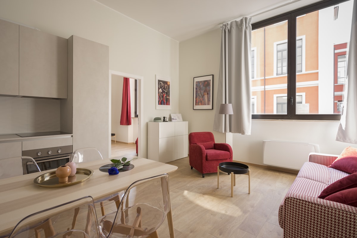 Valise ouverte et documents dans un appartement lumineux, jour d'arrivée