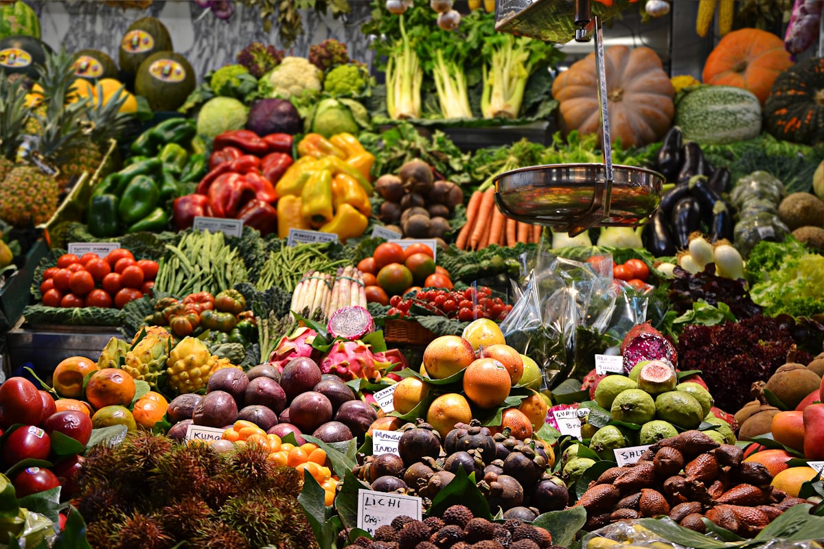 Étal de marché vietnamien avec ardoise de prix au petit matin