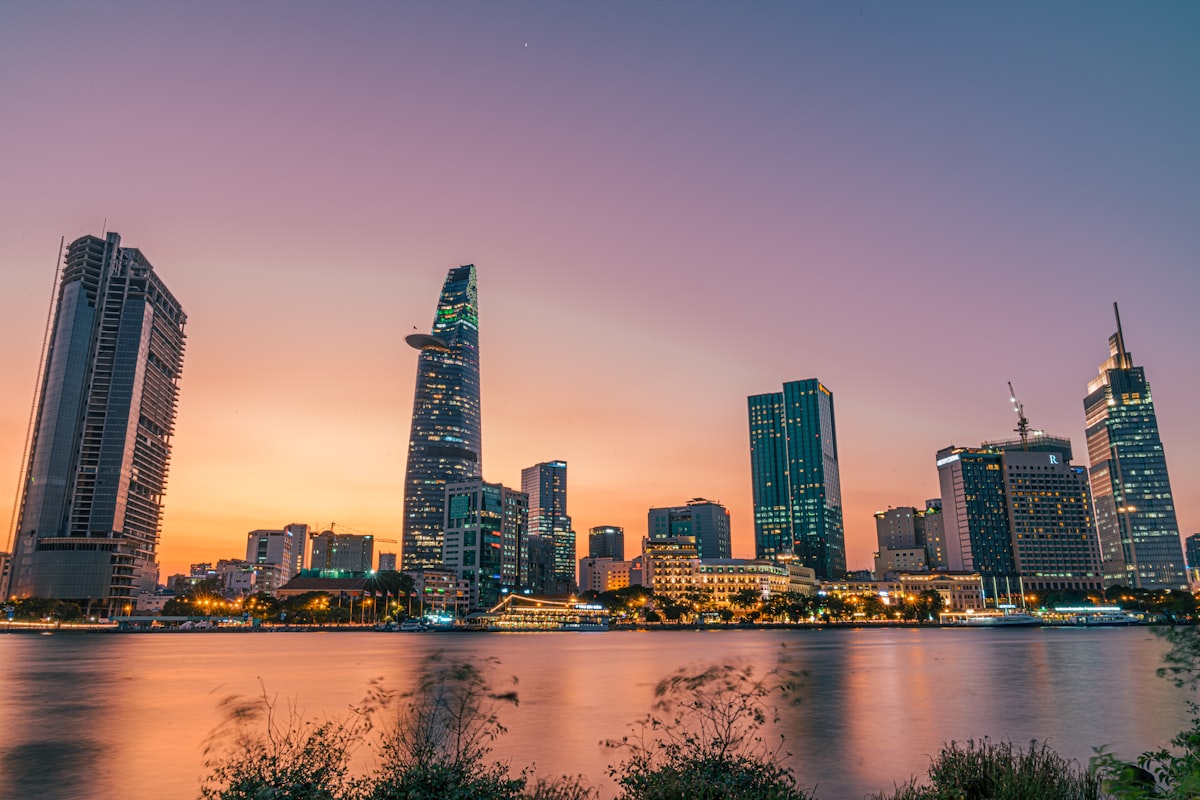 Vue aérienne d'une ville côtière vietnamienne au crépuscule