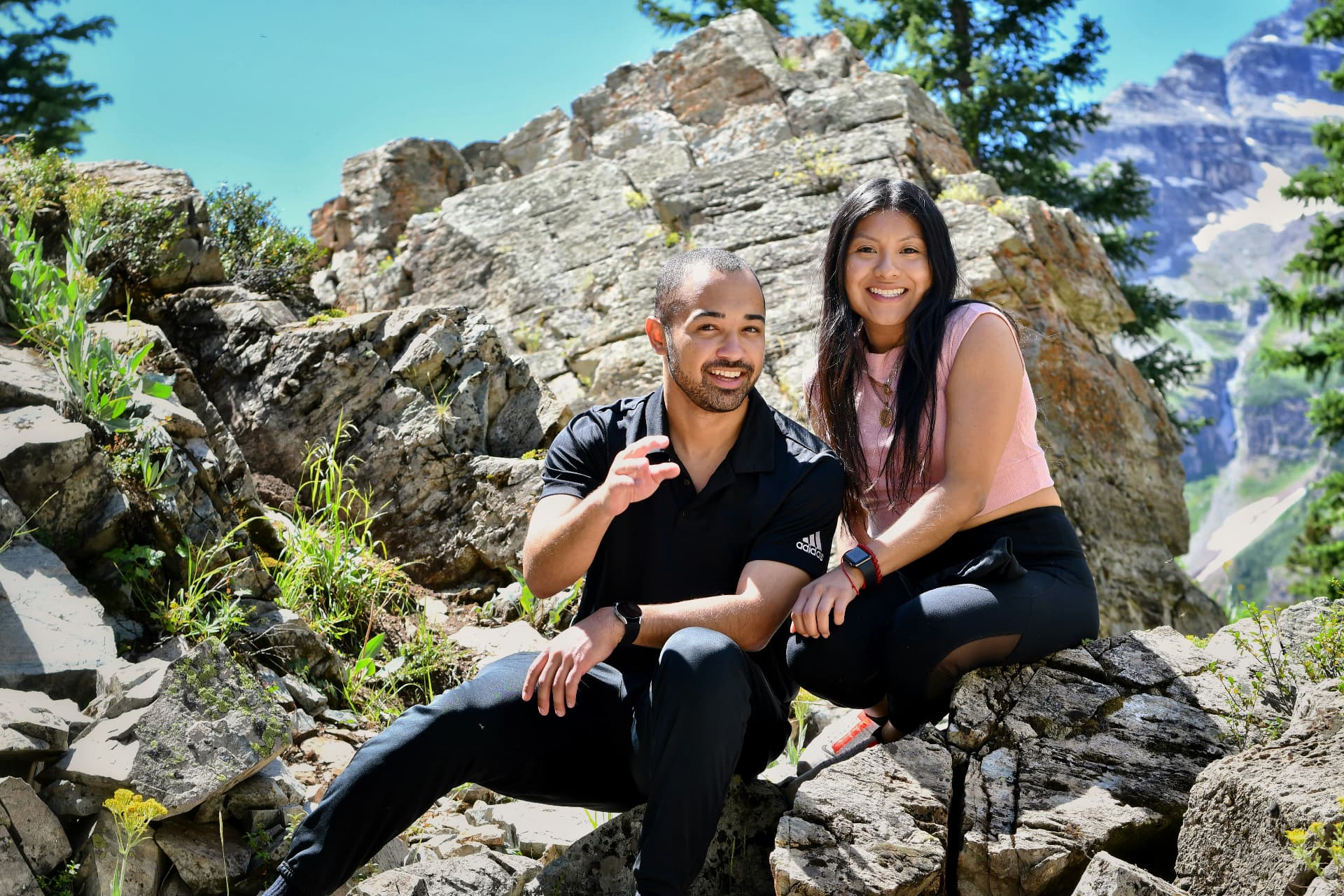 Portrait d'un couple souriant en randonnée en montagne